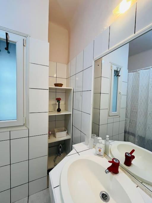 Downtown Unirii Square Private Economy Rooms With Shared Amenities Бухарест Экстерьер фото
