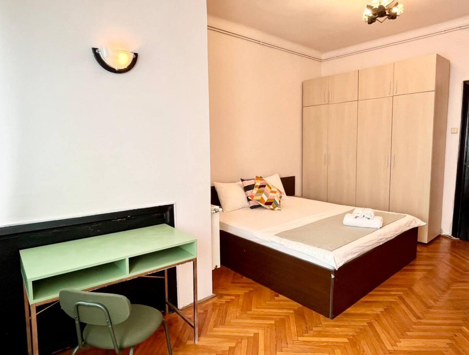 Downtown Unirii Square Private Economy Rooms With Shared Amenities Бухарест Экстерьер фото