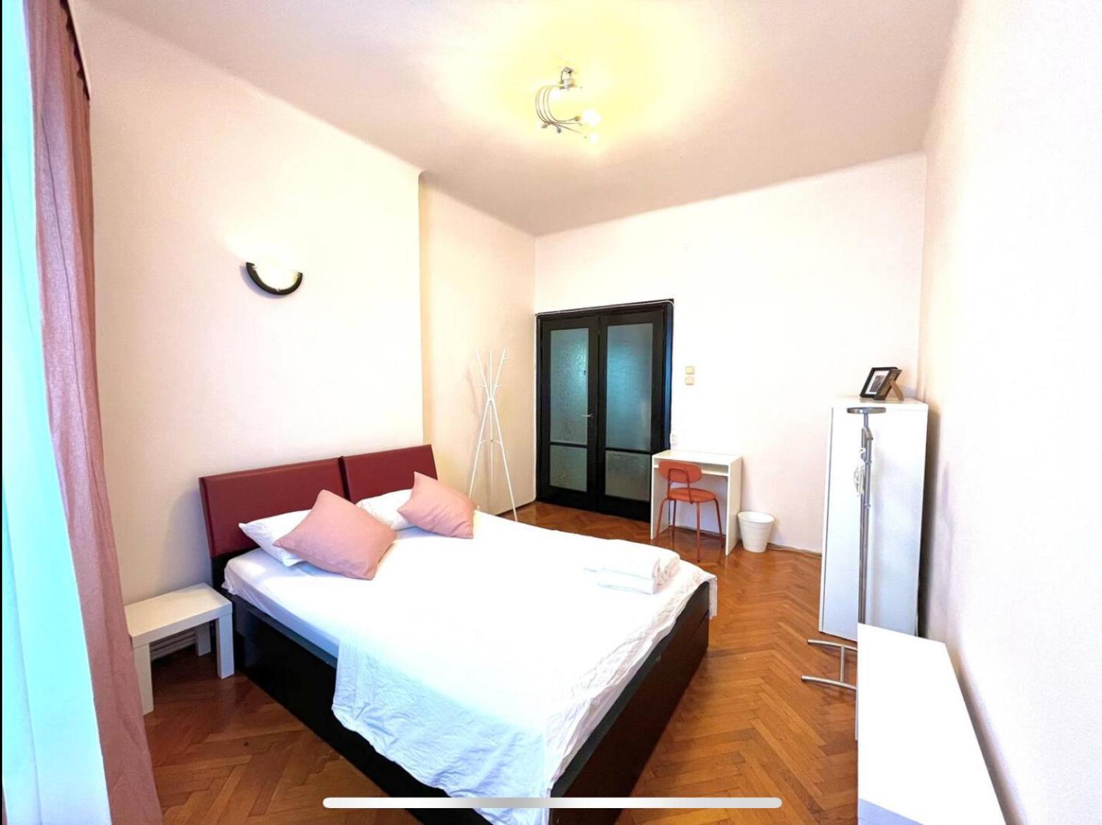 Downtown Unirii Square Private Economy Rooms With Shared Amenities Бухарест Экстерьер фото