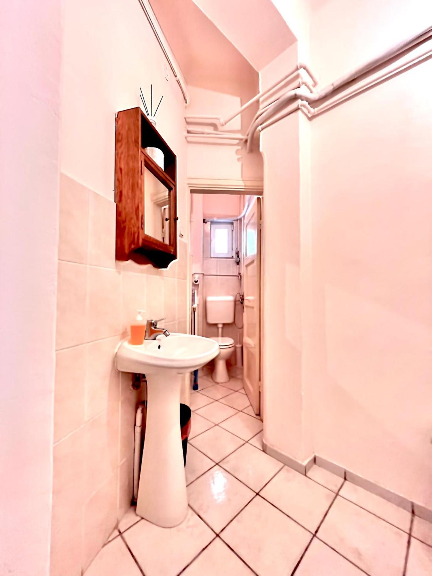 Downtown Unirii Square Private Economy Rooms With Shared Amenities Бухарест Экстерьер фото