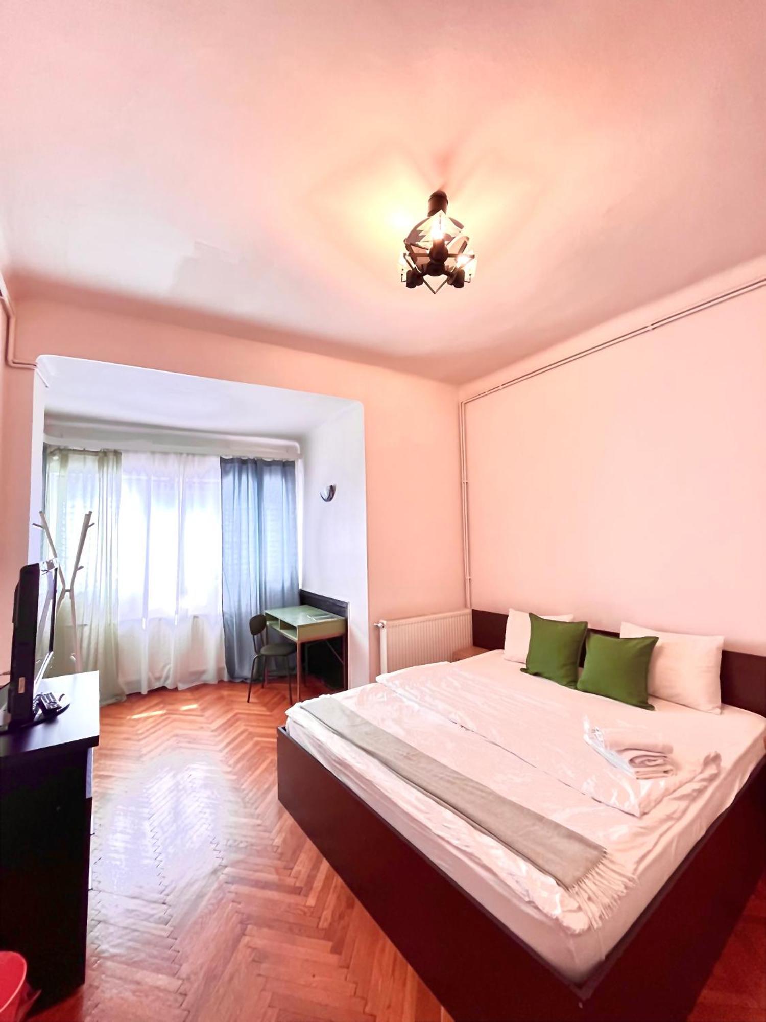 Downtown Unirii Square Private Economy Rooms With Shared Amenities Бухарест Экстерьер фото