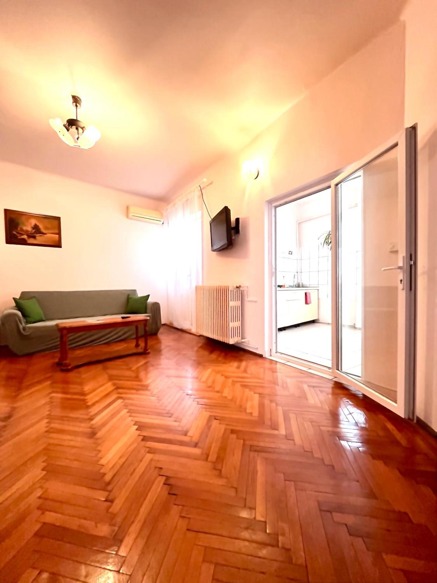 Downtown Unirii Square Private Economy Rooms With Shared Amenities Бухарест Экстерьер фото